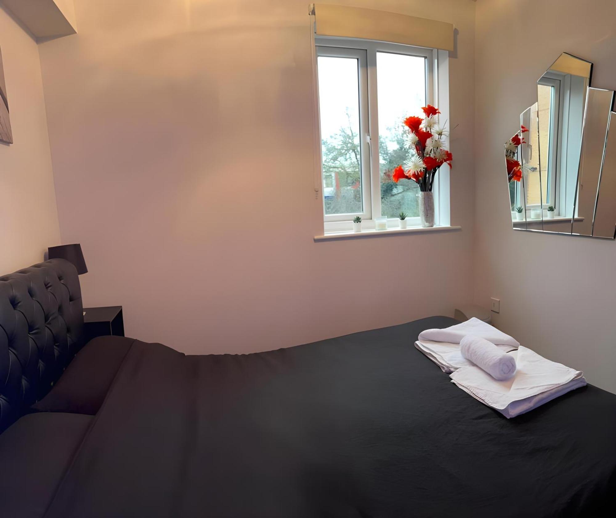 Sleek & Stylish - E15 Apartment With Parking Лондон Екстериор снимка