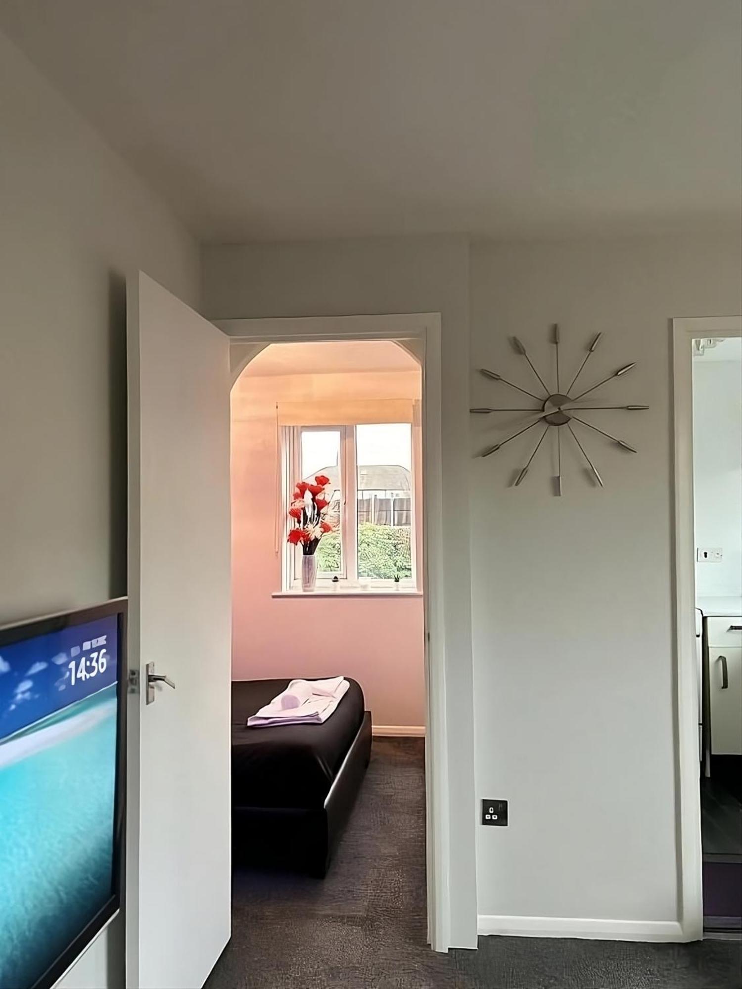 Sleek & Stylish - E15 Apartment With Parking Лондон Екстериор снимка