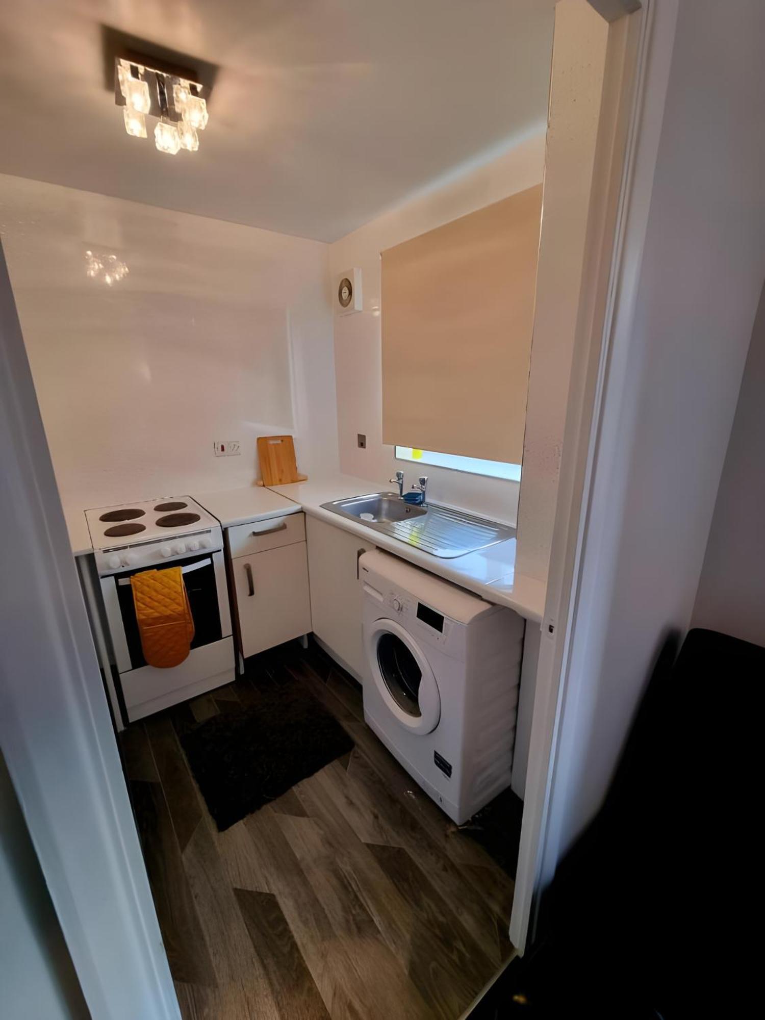 Sleek & Stylish - E15 Apartment With Parking Лондон Екстериор снимка