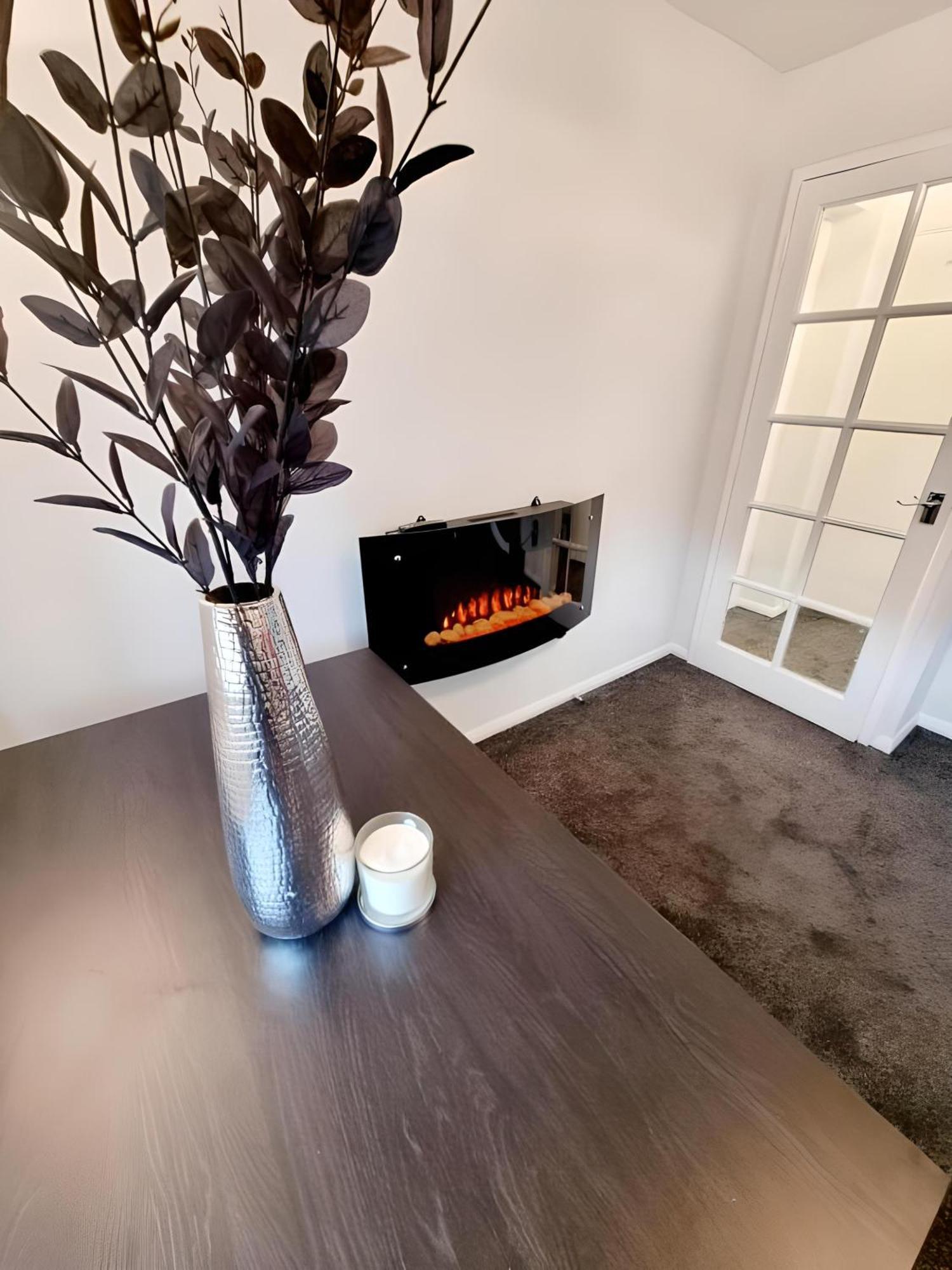 Sleek & Stylish - E15 Apartment With Parking Лондон Екстериор снимка